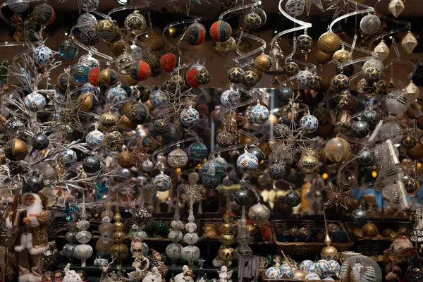 Een Close Shot Van Kleurrijke Kerst Ornamenten Opknoping Een Winkel — Stockfoto