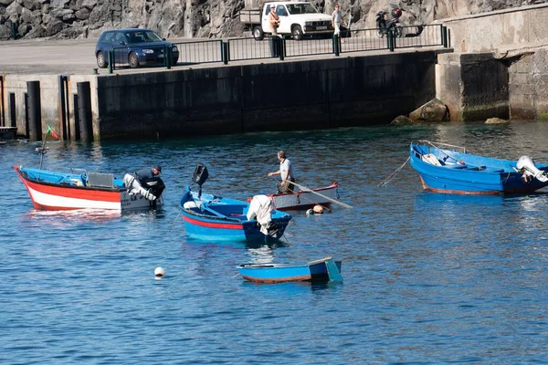 Ludzie Łowiący Niebieskich Łodziach Niedaleko Wybrzeża Maderze Portugalia — Zdjęcie stockowe