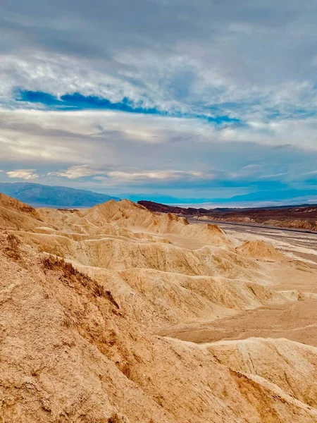 Eine Vertikale Aufnahme Der Wüste Einem Sonnigen Tag Mit Blauem — Stockfoto