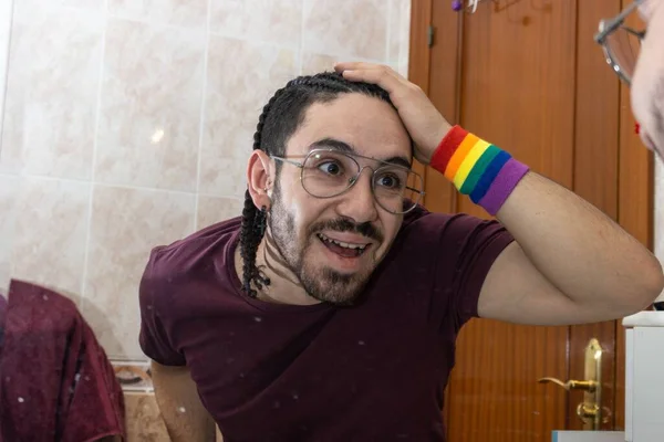 Kafkasyalı Genç Bir Adam Aynada Kendine Bakıyor Saçını Düzeltirken — Stok fotoğraf