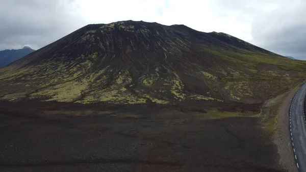 Ένας Ασφαλτοστρωμένος Δρόμος Που Περνάει Από Ένα Καταπράσινο Ηφαιστειακό Βουνό — Φωτογραφία Αρχείου