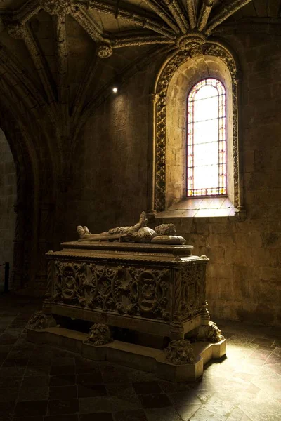 アーチ型の窓を持つジェロニモス修道院の内部ビューの垂直閉鎖 — ストック写真
