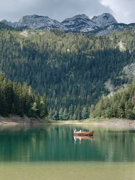 Μια Κάθετη Συστροφή Βάρκας Στη Λίμνη Durmitor Μαυροβούνιο — Φωτογραφία Αρχείου