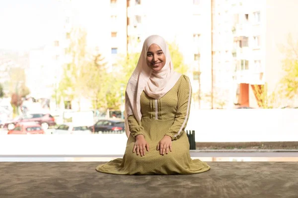 Camide Namaz Kıldıktan Sonra Gülümseyen Muhteşem Bir Müslüman Kadının Portresi — Stok fotoğraf