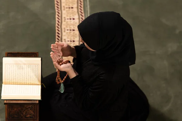Een Blanke Moslimvrouw Houdt Haar Handen Omhoog Terwijl Bidt Een — Stockfoto
