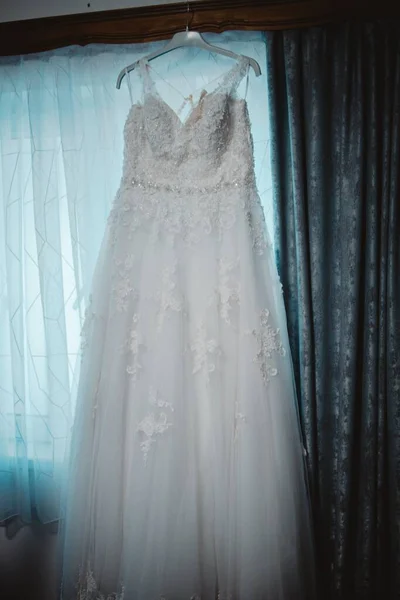 Свадебное Платье Повешенное Рядом Занавесками — стоковое фото