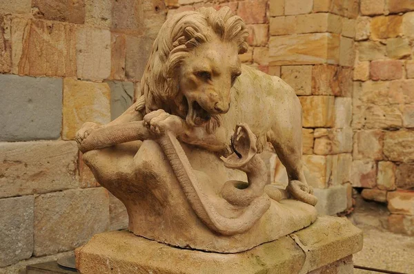 Eine Alte Statue Des Löwen Kampf Mit Der Schlange Der — Stockfoto
