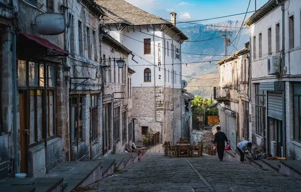 Krásná Ulička Starém Městě Gjirokaster Pozadí Hor Albánie — Stock fotografie
