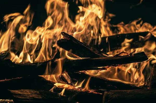 夜のオレンジの炎の中で燃える丸太と外の美しい火の塊 — ストック写真
