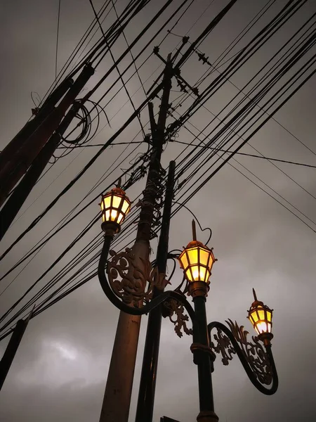 Nízkoúhlý Záběr Pouličních Lamp Dráty Zatažený Den — Stock fotografie