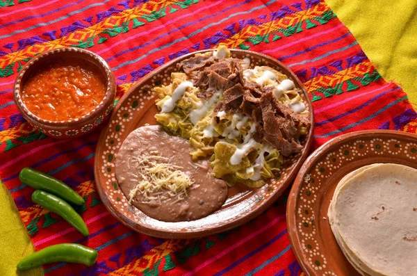Вкусные Традиционные Мексиканские Блюда Красочной Скатерти — стоковое фото