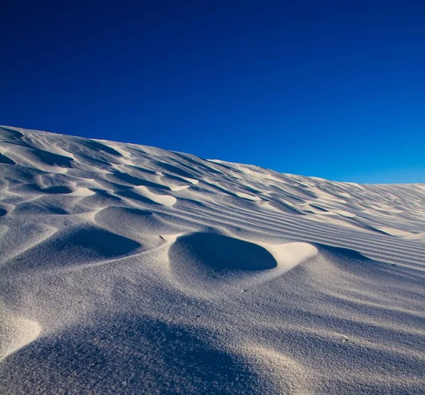 Mavi Gökyüzüne Karşı Tepenin Üzerindeki Beyaz Kum Tepelerinin Büyülü Manzarası — Stok fotoğraf