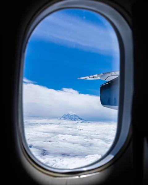 Disparo Vertical Desde Una Ventana Avión Nubes Monte Nevado — Foto de Stock