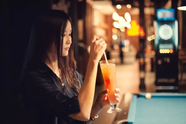 Een Mooi Meisje Met Een Oranje Cocktail Bar Een Wazige — Stockfoto