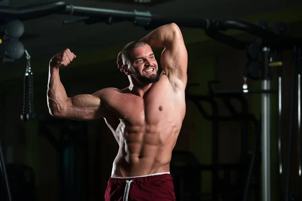 Portrét Atraktivního Fitness Modelky Ukazující Jeho Atletické Tělo Cvičení Tělocvičně — Stock fotografie