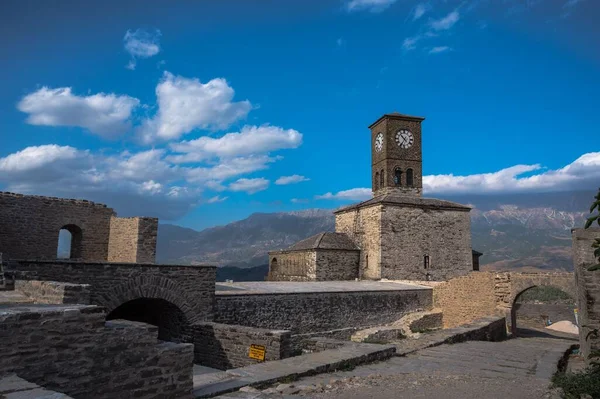 Hodinová Věž Gjirokasteru Citadela Obklopená Starobylými Zříceninami Atrakcí Albánii — Stock fotografie