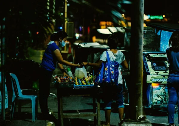 菲律宾的一个街头摊贩在夜间与人们聚集在它周围 — 图库照片
