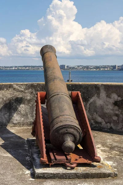 キューバのマタンザのサンセヴィーノ城の敷地内にある古い錆びた大砲 — ストック写真