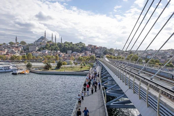 İstanbul, Türkiye 'deki Haliç metro köprüsünün yüksek açılı görüntüsü