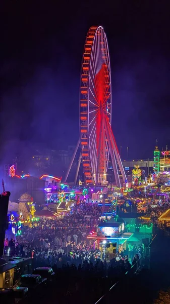 Vertikální Záběr Barevných Světel Osvětlujících Jízdy Zábavním Parku Noci — Stock fotografie