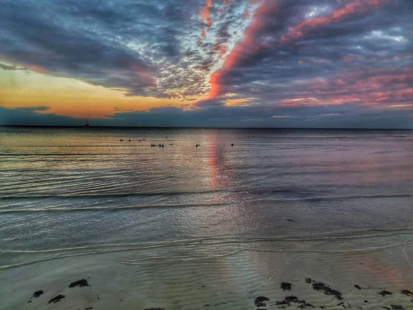 Malebný Pohled Krásné Moře Viděné Při Západu Slunce Břehu — Stock fotografie