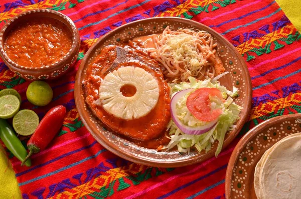 Νόστιμο Παραδοσιακό Μεξικάνικο Φαγητό Στο Πολύχρωμο Τραπεζομάντηλο — Φωτογραφία Αρχείου