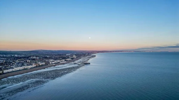 英国沃辛市蓝天下的沃辛海滩鸟瞰图 — 图库照片