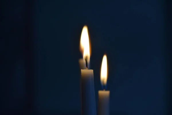 Ένα Κοντινό Πλάνο Δύο Αναμμένα Κεριά Καίγονται Αργά Ένα Σκοτεινό — Φωτογραφία Αρχείου