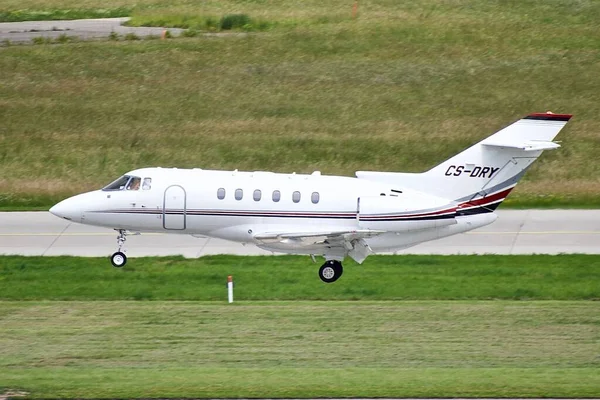 Private Business Jet Hawker 800Xpi Landing Zurich Switzerland — Stock Photo, Image