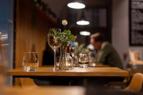 Gros Plan Verres Sur Une Table Restaurant Avec Fond Couple — Photo
