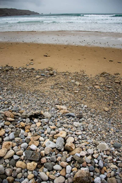 Kumda Çakıl Taşları Olan Köpüklü Bir Gelgit Sırasında Sahilin Dikey — Stok fotoğraf