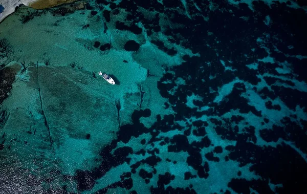 ターコイズブルーの海の澄んだ水の下での魅惑的なショットとそれに乗ってヨット — ストック写真