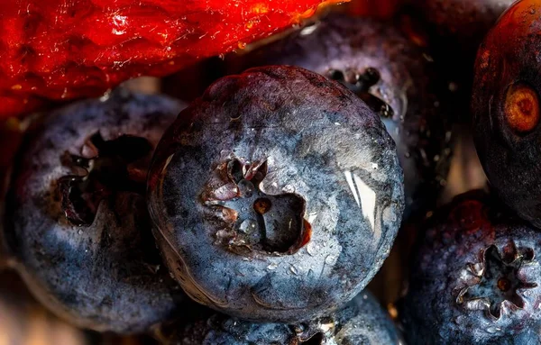 新鲜蓝莓和草莓的特写 — 图库照片
