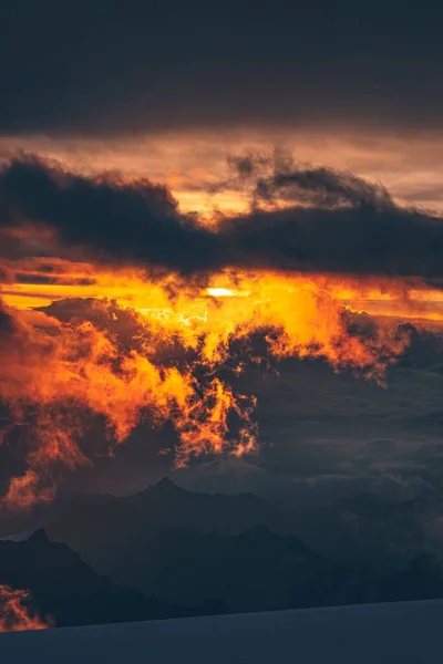 Uma Silhueta Paisagem Montanha Durante Pôr Sol — Fotografia de Stock