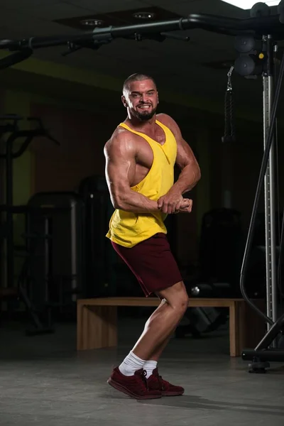 Vertical Shot Healthy Young Caucasian Man Posing Gym Flexing His — Stock Photo, Image
