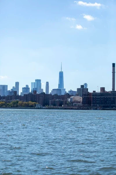 Eine Vertikale Aufnahme Von Manhattan Vom Wasser Aus New York — Stockfoto