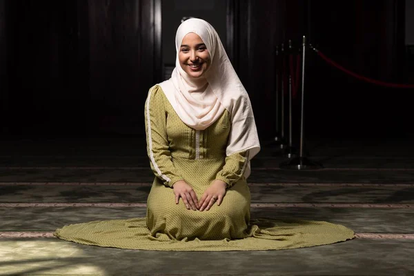 Retrato Una Hermosa Mujer Musulmana Humilde Rezando Paz Una Mezquita —  Fotos de Stock