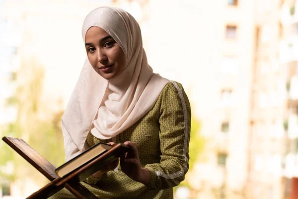 Vacker Muslimsk Kvinna Hijab Dress Sitter Moskén Och Ber Med — Stockfoto