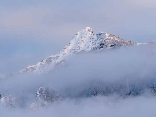 云彩中美丽的雪山风景 — 图库照片