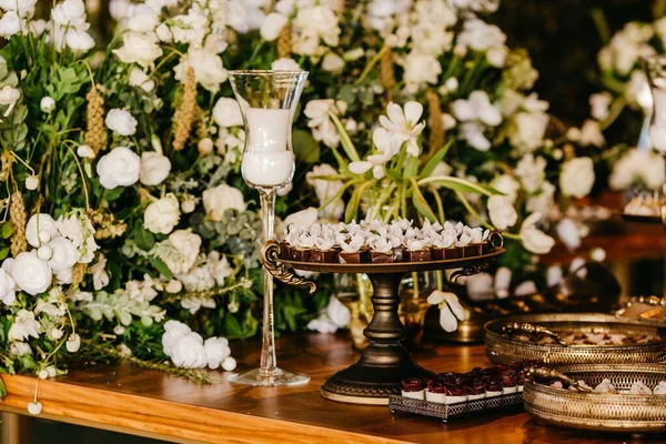 レストランの木のテーブルの上での軽食の美しい結婚式の品揃え — ストック写真