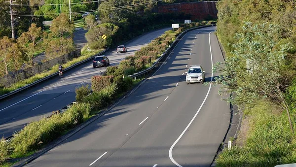 在澳大利亚蓝山的大西部高速公路上行驶的汽车 — 图库照片