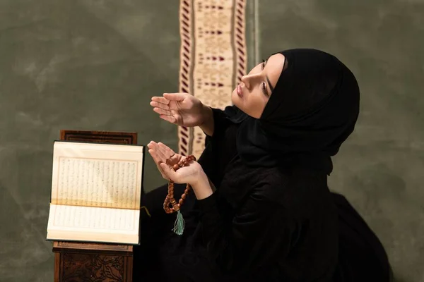 一名高加索穆斯林妇女在清真寺祈祷时举起双手 — 图库照片