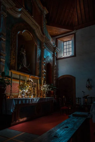 Het Altaar Van Sint Pieterskerk Vilaflor Met Beelden Kaarsen Donkere — Stockfoto