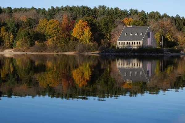 Ein Schöner Blick Auf Ein Haus Mit Amerikanischer Flagge See — Stockfoto