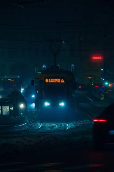 Pionowe Ujęcie Toru Kolejowego Pociągiem Ulicy Nocy Włączonymi Reflektorami — Zdjęcie stockowe
