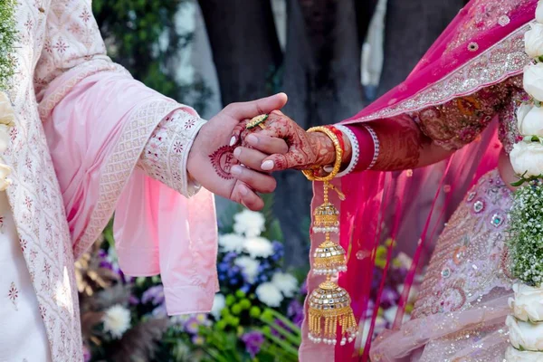 Hochzeitspaar Schöne Hände Bei Der Hochzeit — Stockfoto