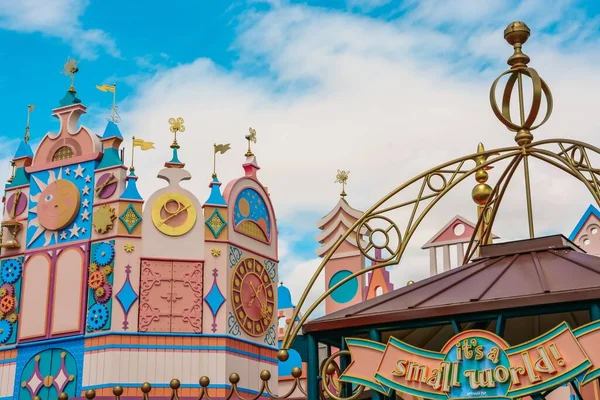 Une Tour Horloge Colorée Dans Parc Attractions Disneyland Paris France — Photo