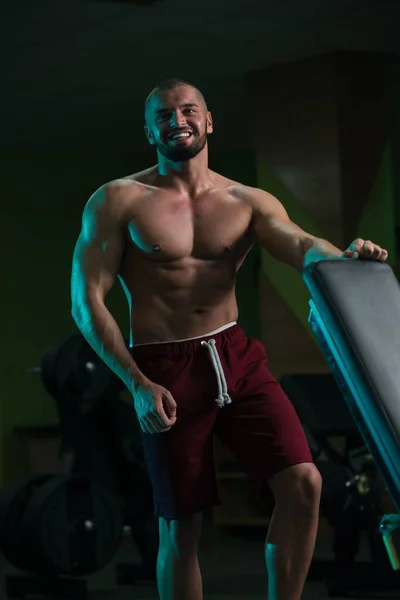 Ein Hübscher Kaukasischer Und Attraktiver Junger Mann Mit Muskulösem Körper — Stockfoto