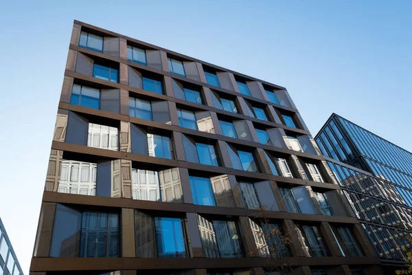 Ein Niedriger Winkel Eines Modernen Gebäudes Mit Einer Einzigartigen Fassade — Stockfoto