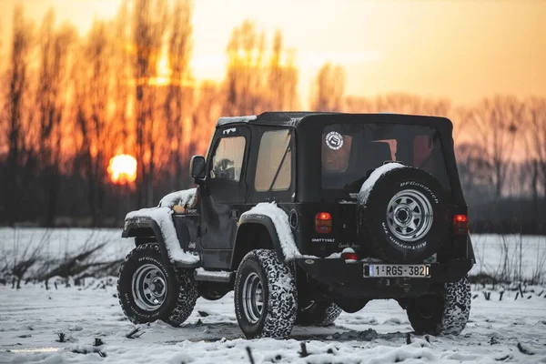 Ένα Jeep Wrangler Καλύπτονται Στο Χιόνι Ηλιοβασίλεμα Μια Κρύα Μέρα — Φωτογραφία Αρχείου